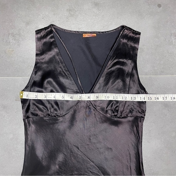 Finesse Black Y2K Satin Sleeveless Blouse - Picture 4 of 5